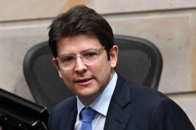 Morre Miguel Uribe, senador e pré-candidato à presidência da Colômbia, dois meses após atentado