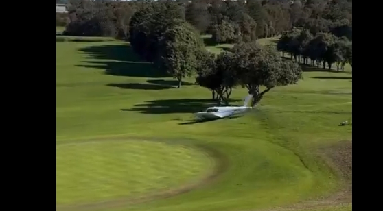 VÍDEO: Avião de treinamento faz pouso de emergência em campo de golfe na Austrália