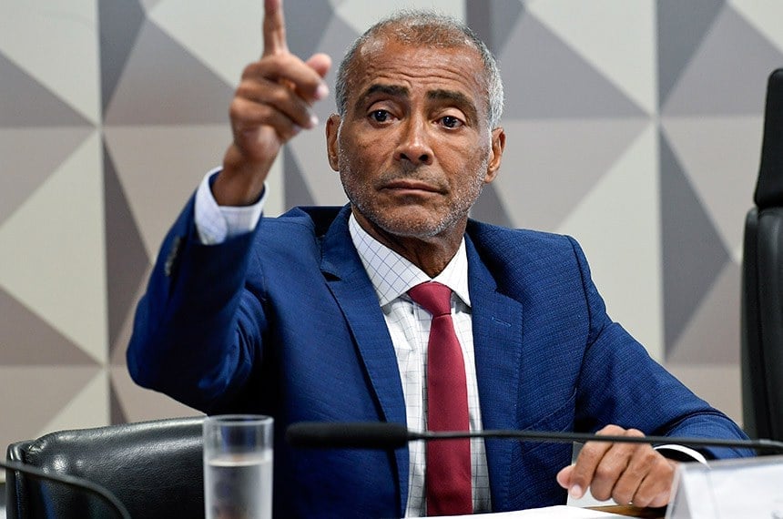 Romário apaga apoio a Bolsonaro e se aproxima do centrão