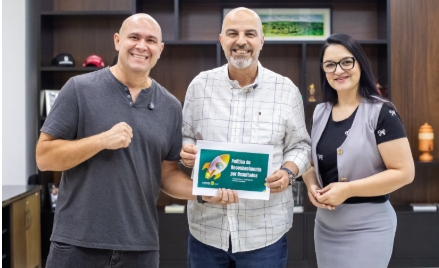 Prefeito anuncia prêmios de R$ 10 mil e bônus salarial aos professores e técnicos em Cuiabá