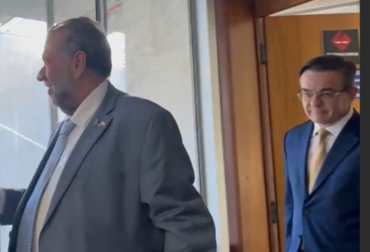 Advogado que tornou Bolsonaro inelegível acompanha Carlos Lupi na CPMI do INSS